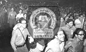 #CubaViveEnSuHistoria
31 de enero de 1961: En  respuesta al cruel asesinato de Conrado Benítez, 100 mil jóvenes se inscribieron como maestros voluntarios, conformando la histórica brigada de alfabetizadores. #Cuba #MartiVive