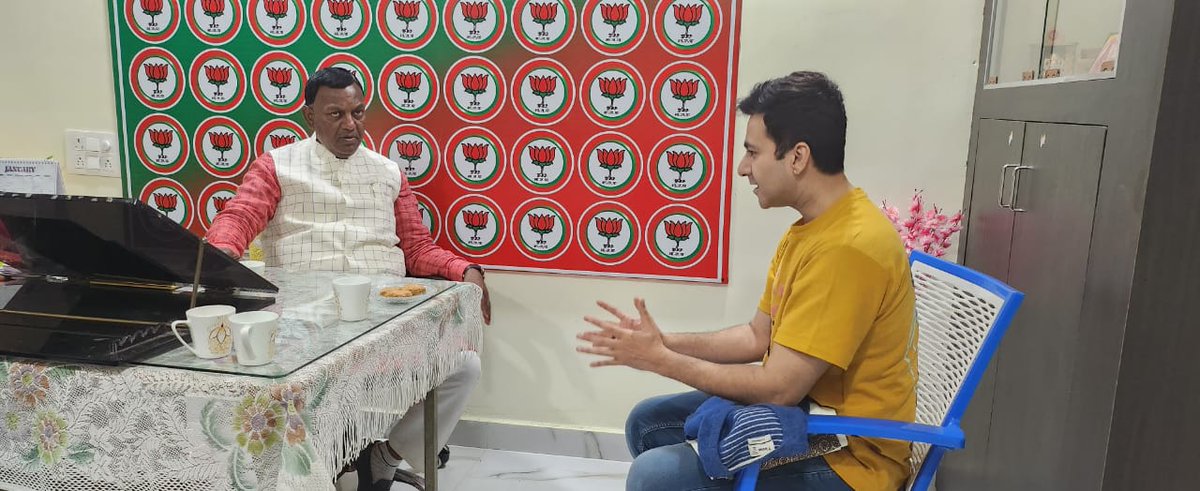 BrajmohanRamGov's tweet photo. टेलीविजन #SONY_SAB चैनल के सुपरहिट सीरियल( तेनालीरामा)में मुख्य भूमिका निभाने वाले कृष्णा भारद्वाज जी का आगमन हमारे मोराबादी स्थित आवास पर हुआ ,बुके और शॉल देकर उनका स्वागत किया गया।। https://t.co/lTmHPVX9Yi