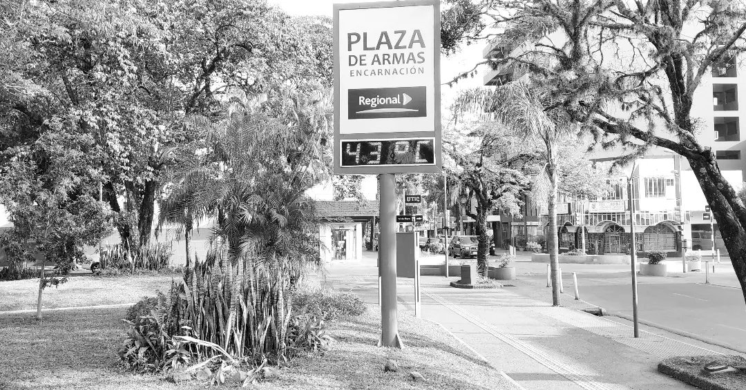 El calor de Encarnación te hace ver en Blanco y negro. 
#VeranoPy