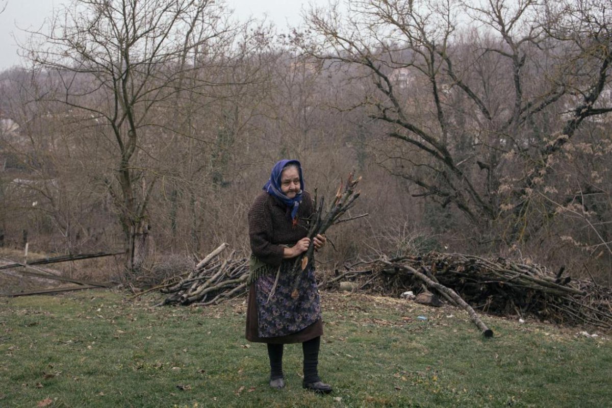 JointSDGFund's tweet photo. Meet 83-year-old Persa👵from #Serbia🇷🇸

Persa and her peers in her village, receive daily hot meals and a humanitarian cash transfer from @UNFPA, as part of our joint work to respond to the global #food, #energy &amp; #financing crises. https://t.co/0S5rj9gGCC