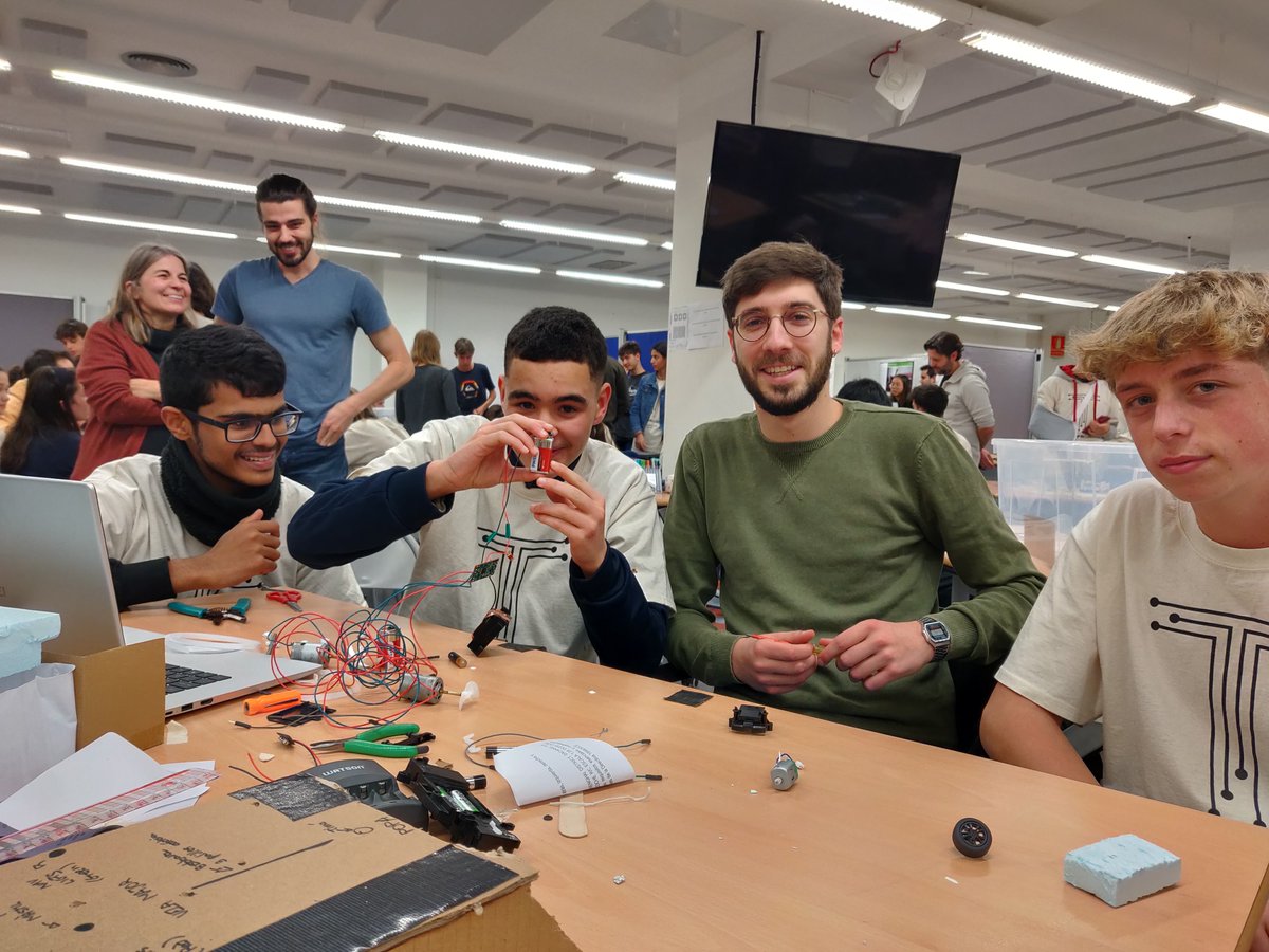 IRocagrossa's tweet photo. La setmana passada, alumnes de 4t i de 1r de Batxillerat van participar a la hackató de tecnologia que va organitzar la @fib_upc Molt bona feina! #HackatoCICMIT @MITEdgerton @la_UPC
@aliancesmagnet @ceabcsic #ExploraPensaCreix https://t.co/dYo3na0b9U