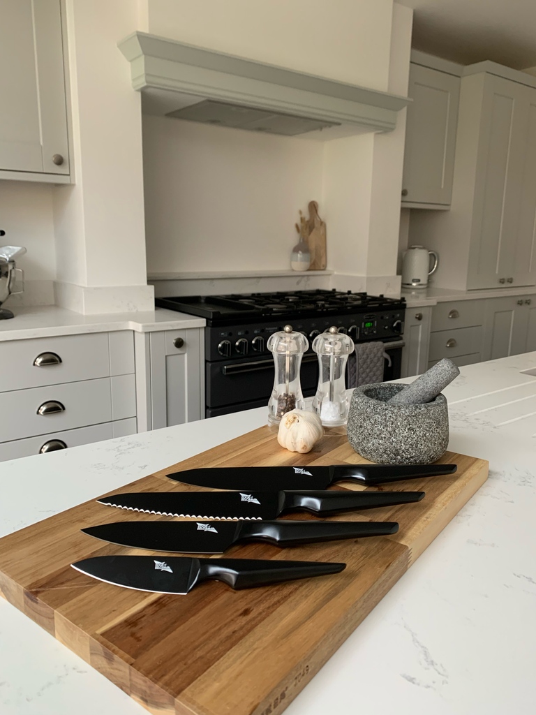 The GALATINE Essential 4-pc Knife Set 💗⁠
⁠
Life is a kitchen put on your prettiest apron and whips up something incredible.💓👩🏽‍🍳⁠
⁠
⚡️SHOP IT NOW

edgeofbelgravia.co.uk/collections/ga…