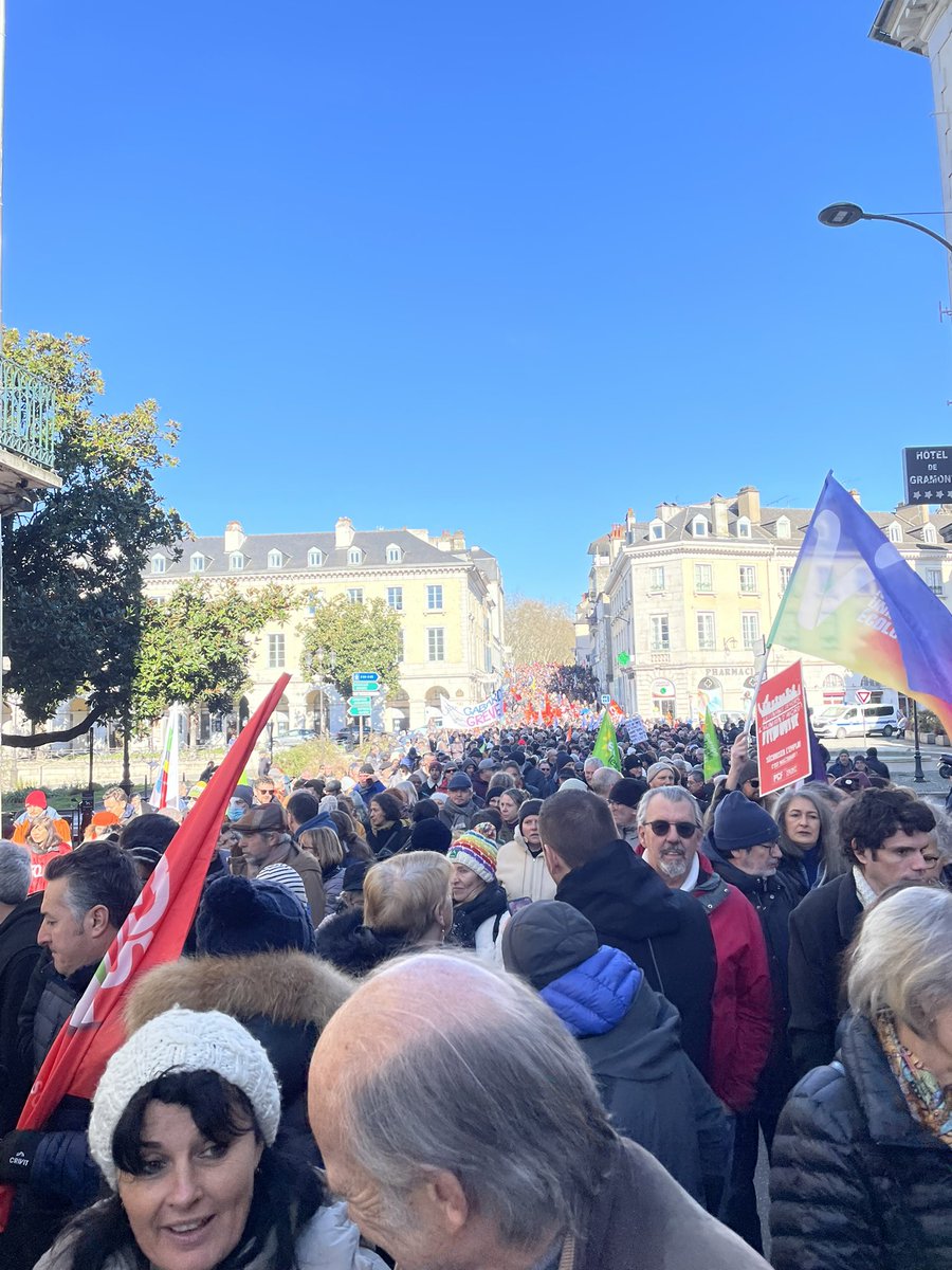 Inakiechaniz's tweet photo. 19 000 personnes dans la rue à Pau et 17 000 à Bayonne. 🪧📢

La mobilisation pour dire non à la #ReformeDesRetraites  s’amplifie.❌

Dans la rue et dans l’hémicycle, c’est ensemble que nous ferons reculer le gouvernement ! #greve31janvier ✊🏻 https://t.co/XbYJbNcNrT