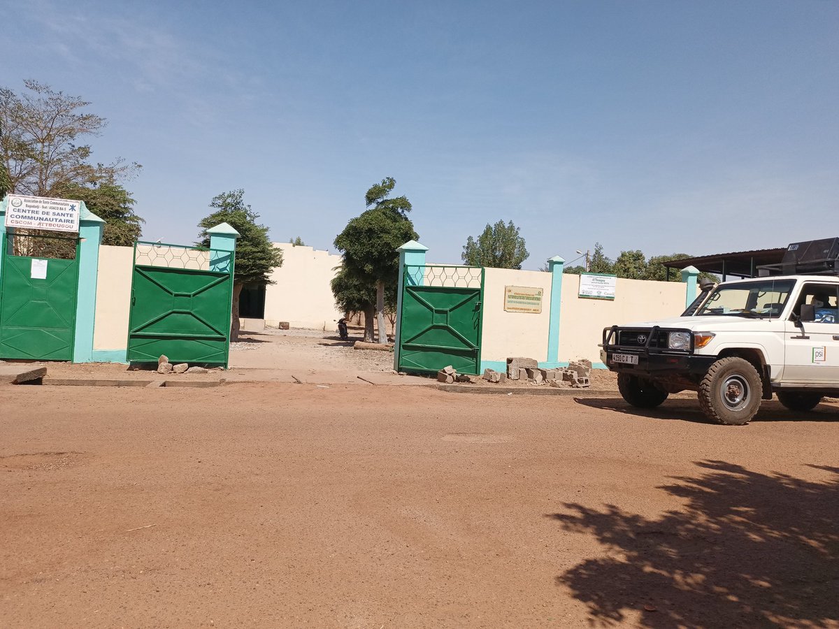 Mme_aminataa's tweet photo. Notre caravane vient d'arriver à notre 2eme site qui est le CSCOM de Attbougou pour les habitants de Bagadadji Sud, c'est l'opportunité de se faire dépister gratuitement des 𝐈𝐒𝐓, cancer du sein et du Col de l'utérus. 
@RJASRPFMALI 
@psi_mali 
@amppf_ml 
@USAIDMali 
#BKN2
#MPHD https://t.co/BhCogFQwS9