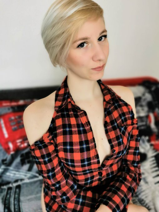 On est parti pour un petit live sur le theme "blowjob et deepthroat" https://t.co/P6KBkbhHCK https://t