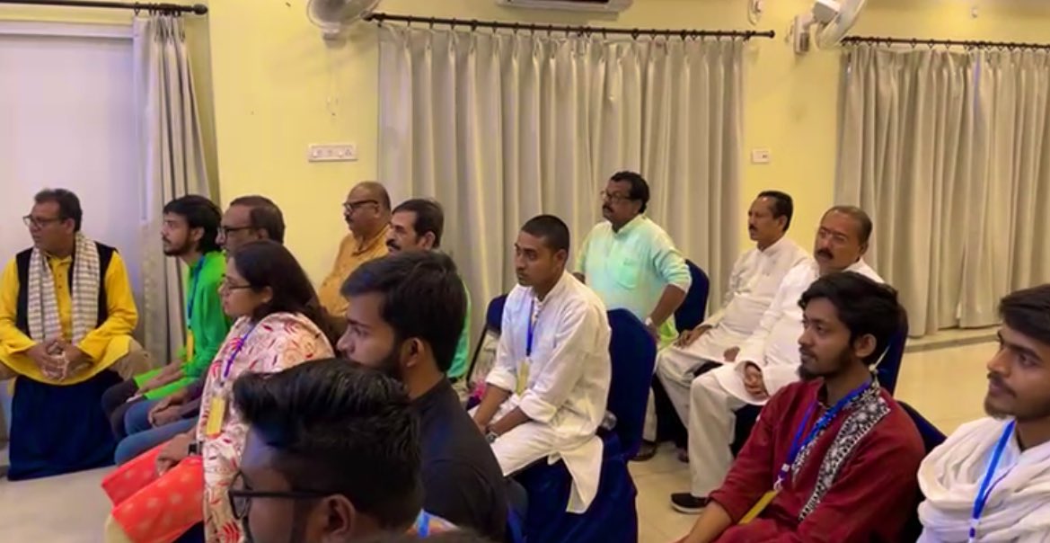 aitcsudip's tweet photo. Hon'ble @MamataOfficial who has risen through the ranks starting as a student leader,has a soft spot for the students who take on the despotic forces.

Today she gave a patient hearing to the protesting students of VISVA BHARATI assuring them of all help to end the campus unrest. https://t.co/gwHL16QgVQ