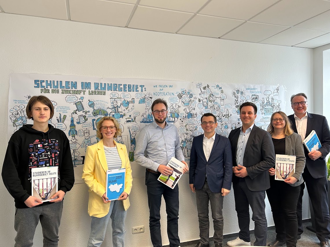 #Chancengleichheit in #Hochschule – eines der zentralen Ansinnen unserer Arbeit. Gestern haben wir uns darüber mit dem Arbeitskreis Wissenschaft der <a href="/nrwspd/">platzhalter</a> ausgetauscht. Danke an <a href="/Ba_Hartmann/">Bastian Hartmann</a>, <a href="/csiebelnrw/">Christin Siebel</a> und eure Landtagskolleg*innen für das konstruktive Treffen!