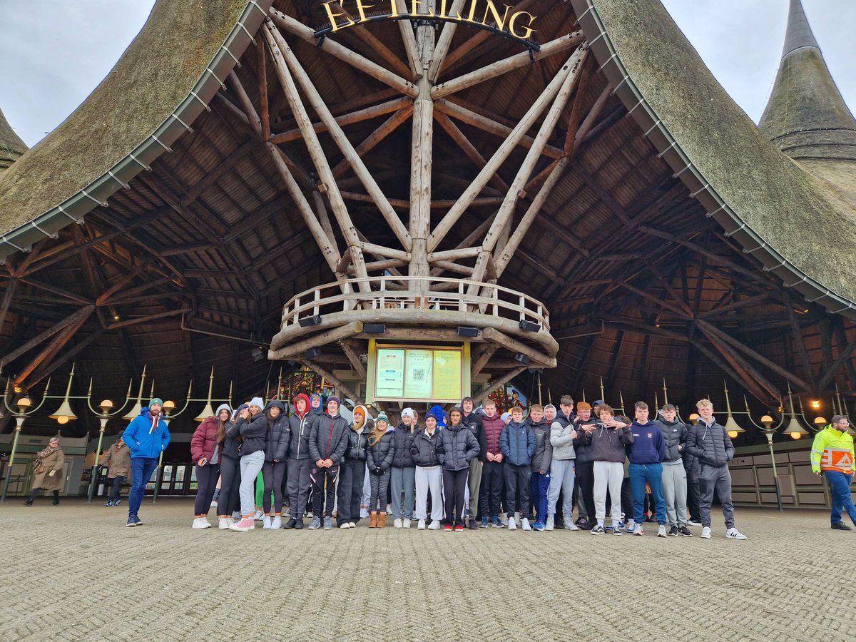 ClaregalwayColl's tweet photo. Time to tire them out in Efteling Theme Park, #Rollercoastertime https://t.co/Hi66SzfFkh