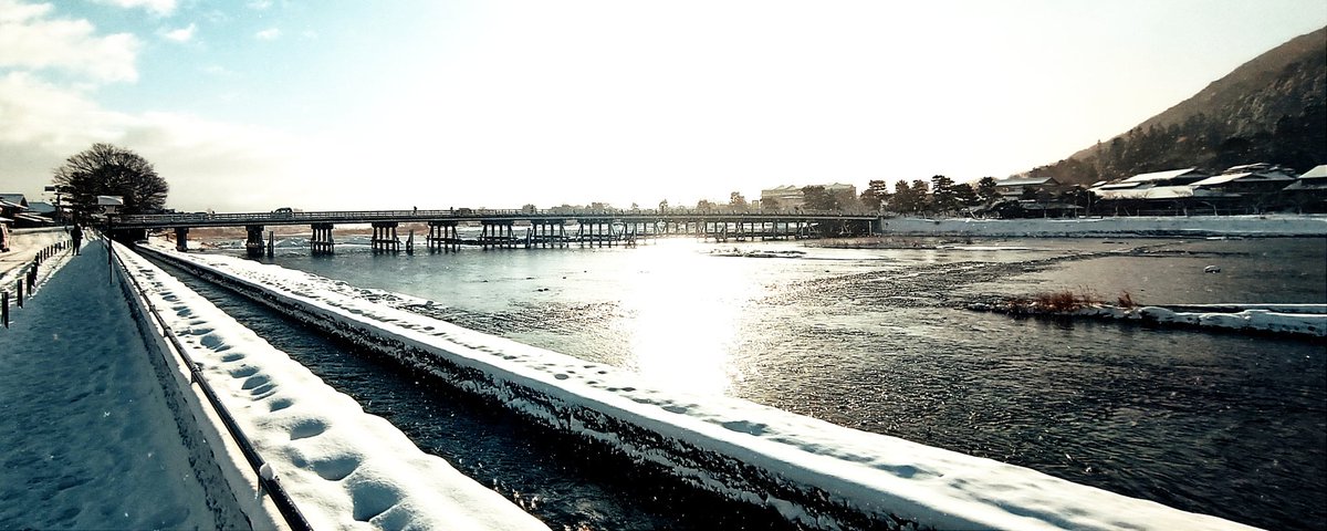 Kennisan2's tweet photo. 雪の渡月橋

#ツイッター写真部　#京都　#嵐山　#渡月橋　#雪景色 https://t.co/Xk8yK16u9g