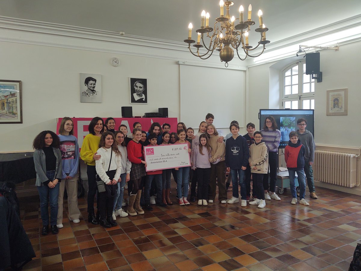 Remise du chèque <a href="/ELAOfficielle/">Association ELA</a> à Nadia Cerise, directrice de ELA France.
Félicitations à nos élèves mobilisés de la dictée à la course...Sensibilisés, ils ont collecté plus de 6200 euros. Les premières thérapies génique arrivent.
Merci à la professeure et à ses collègues !