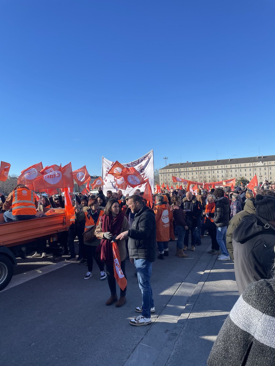 davidvidal64's tweet photo. Énorme manif à Pau 18500 et à Bayonne 10000 personnes contre la réforme des #retraites
🇫🇷 @_LesPatriotes des Pyrénées Atlantiques une fois encore rassemblés contre cette réforme injuste!
#greve31janvier #NonALaReformeDesRetraites 
#MacronDestitution #MacronLaHonte #frexit https://t.co/2XLobZvPJm