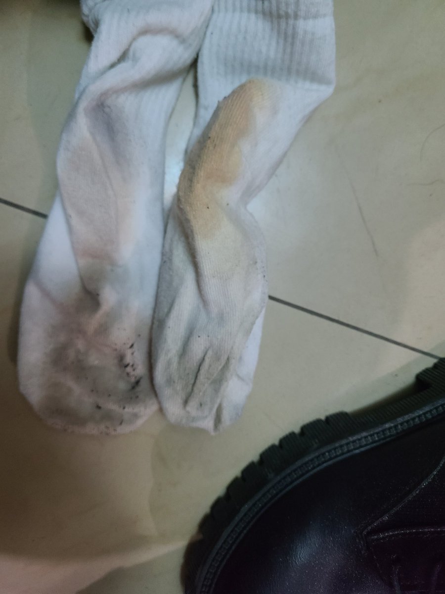 surenyuanwei's tweet photo. 3号穿着劣质靴子��了一周的恶臭袜子，订了这双袜子的同学一定很开心 https://t.co/In0Pj5bucn
