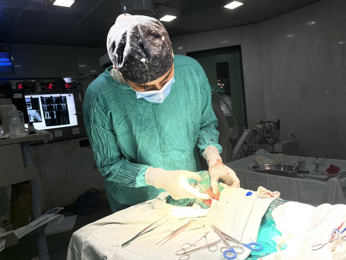 VikrantMahajani's tweet image. Post 40 gruelling hours of emergency, still always ready to wash up 😭😭 🦴#MedTwitter #Orthopods #SurgeonsOfTwitter