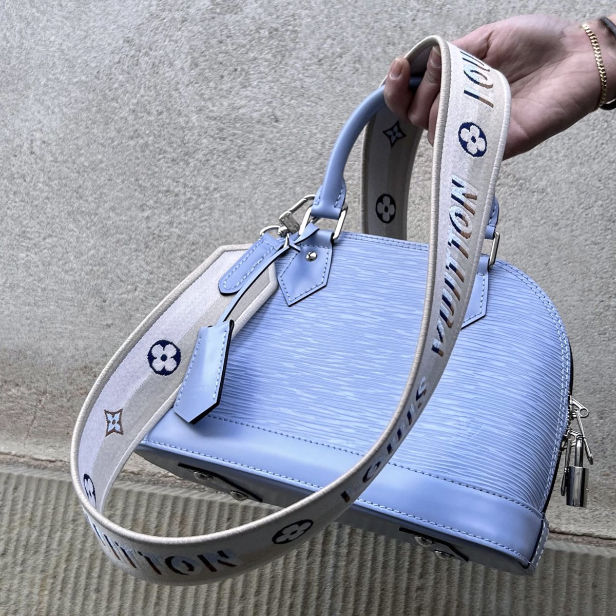It’s a blue feeling 💙 … Her-Age is happy to take part of Copenhagen Fashion Week in collaboration with the vintage bar …. Discover the best of pre-loved designer bags on her-age.com
.
.
.
#louisvuitton #prelovedfashion #NFT #fashionNFT #copenhagenfashionweek