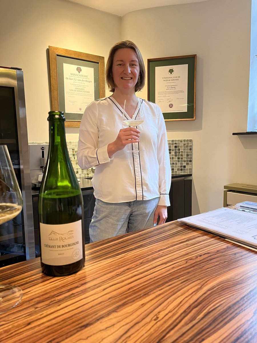 Een tweede vinoloog binnen Wijnkoperij Van den Hoogen! Santé lieve <a href="/JitskeZitman/">Jitske Zitman</a>!😊

#vinoloogvandewijnacademie,🍾