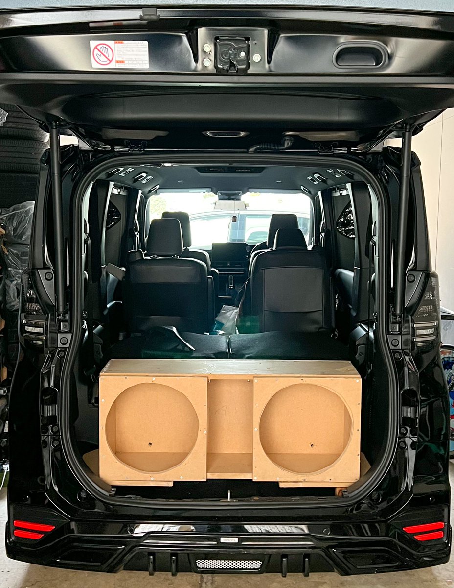 raccoonryo's tweet image. 90voxy ROWENエアロ取り付けしました！！
めちゃくちゃかっこいい！
エアサスとの相性抜群🤗

トランクオーディオは準備中です！！
しばらくはMDF素地なのでお手柔らかに…

 #90ヴォクシー  #ROWEN  #エアサス
 @ROWEN_JAPAN