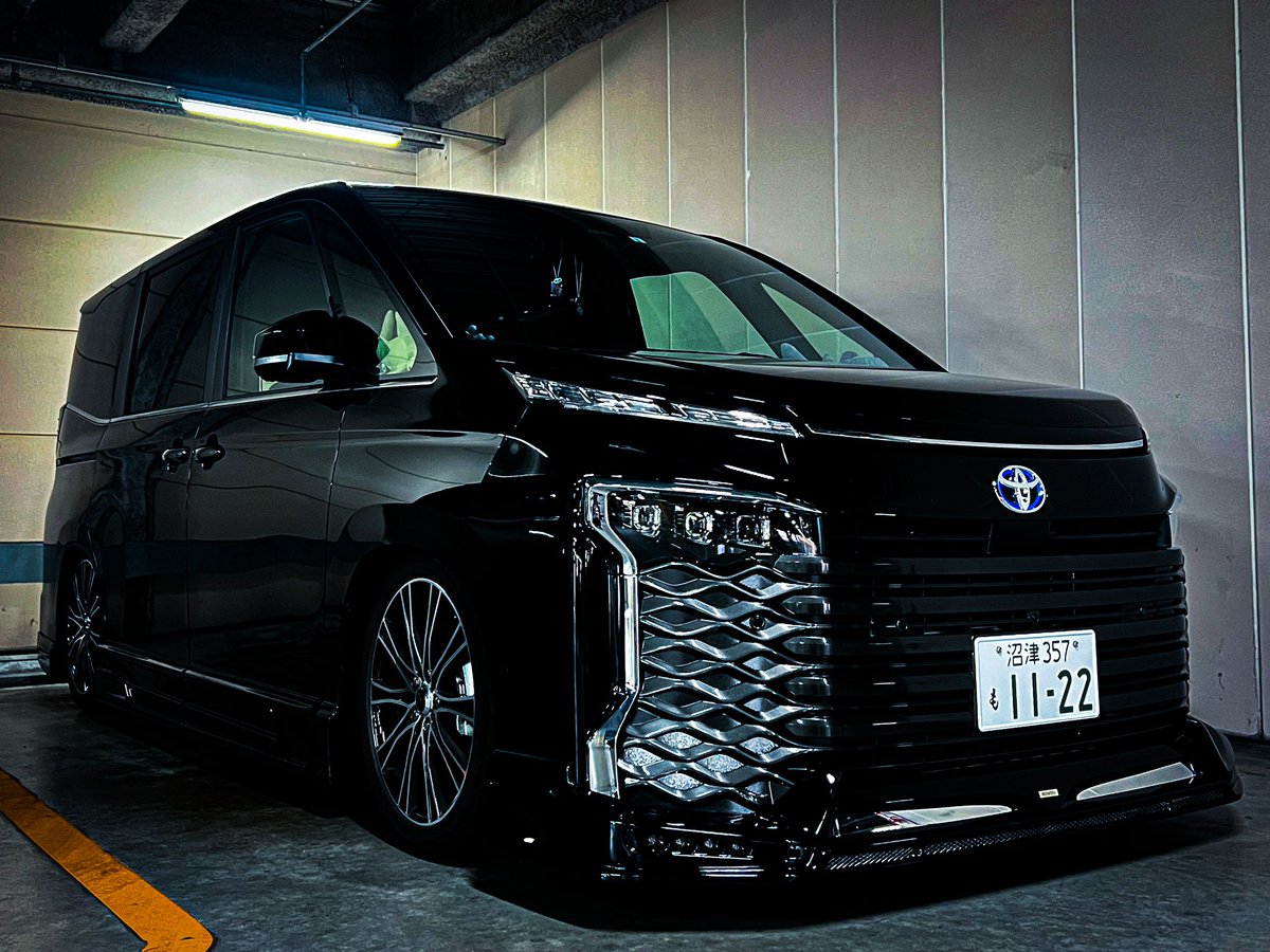 raccoonryo's tweet image. 90voxy ROWENエアロ取り付けしました！！
めちゃくちゃかっこいい！
エアサスとの相性抜群🤗

トランクオーディオは準備中です！！
しばらくはMDF素地なのでお手柔らかに…

 #90ヴォクシー  #ROWEN  #エアサス
 @ROWEN_JAPAN