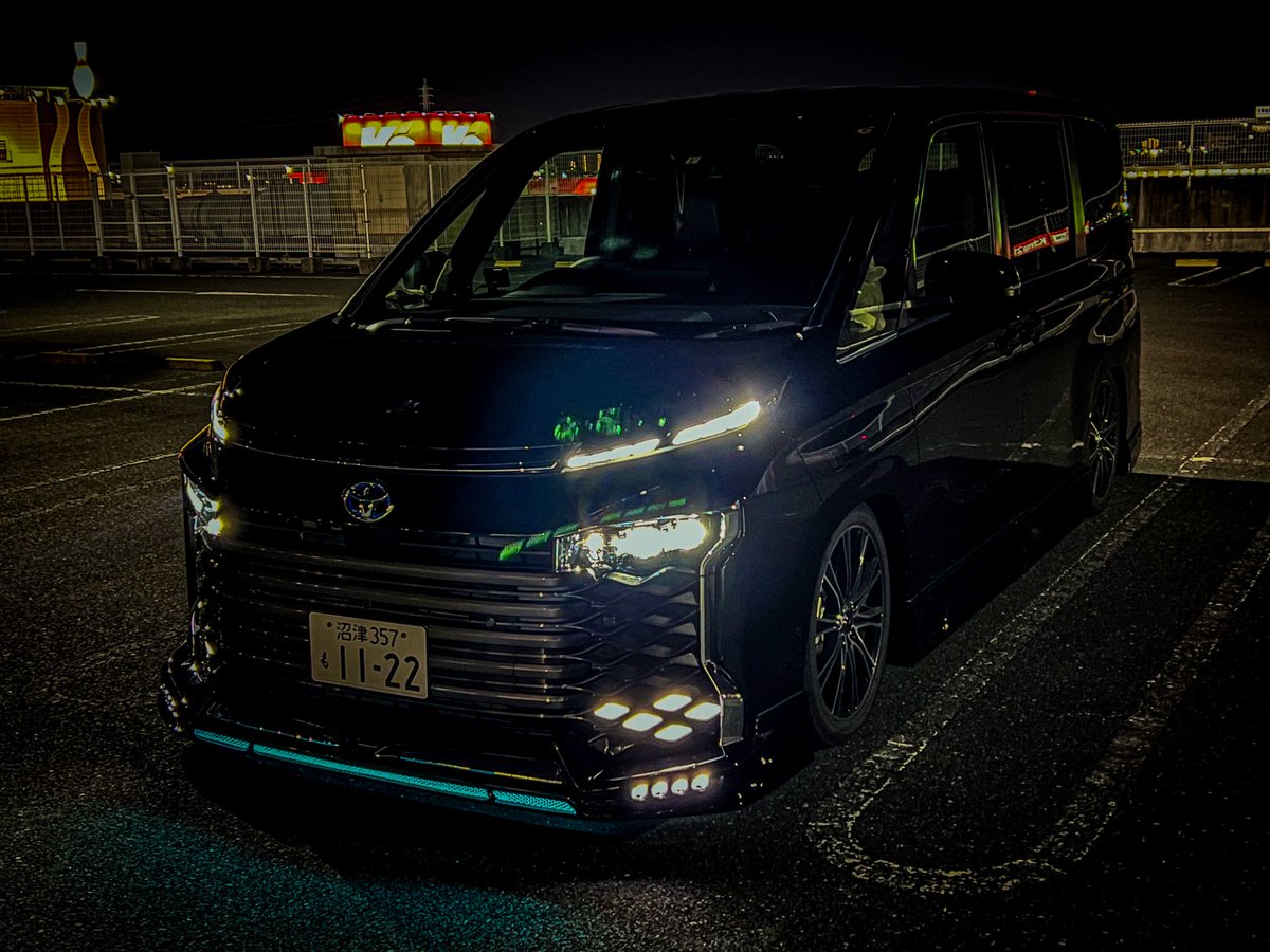 raccoonryo's tweet image. 90voxy ROWENエアロ取り付けしました！！
めちゃくちゃかっこいい！
エアサスとの相性抜群🤗

トランクオーディオは準備中です！！
しばらくはMDF素地なのでお手柔らかに…

 #90ヴォクシー  #ROWEN  #エアサス
 @ROWEN_JAPAN