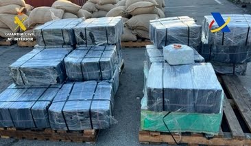 Johanna_RamosTA's tweet image. Droga de Ecuador en España.
La Guardia Civil encontró una tonelada de cocaína camuflada en sacos de cacao en polvo en el Puerto de Barcelona.
El alcaloide llegó en un barco procedente de Ecuador. Cc @teleamazonasec