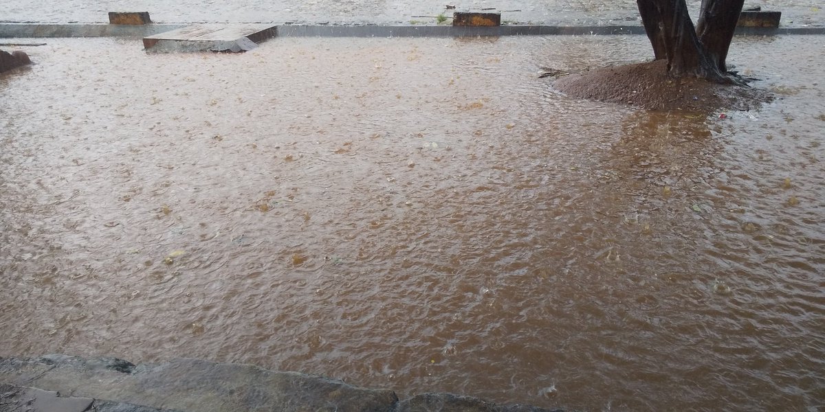 JMVorBolingo's tweet photo. Aha ni mu Bwiza kurya 1. Imvura iguye ihatswe kutugirira nabi! https://t.co/Uw436paUGr