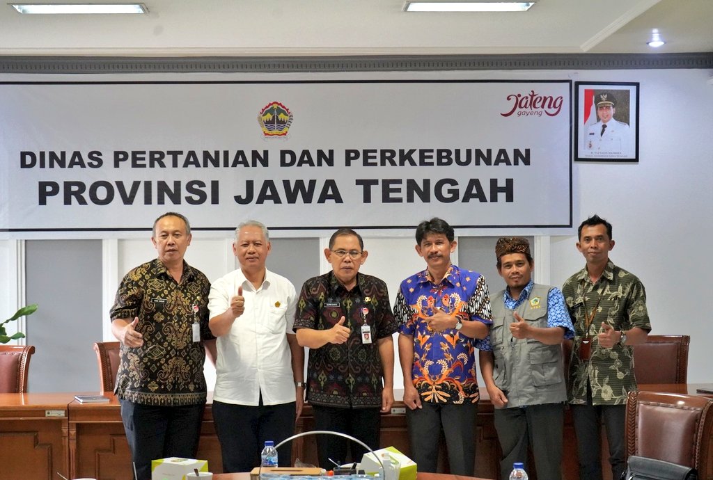 distannakjateng's tweet photo. "Terus dampingi petani agar usaha tani dpt semakin optimal &amp; kesejahteraan petani meningkat." pesan Ka.Distanbun Jateng @SupriyantoMulya saat menerima kunjungn Ketua KTNA Jateng,Dr. Ir. H.Ahmad Sofyan,M.M &amp; Sekjen KTNA Jateng dlm rangka audiensi kepengurusan KTNA 2021-2026(31/01) https://t.co/NUyLApxnH9