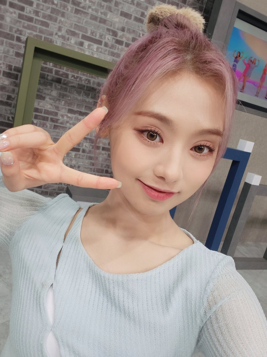 cignature_J9's tweet photo. 내가 그대들에게 꽃을 줄 수 있게 된 날 🌹
#벨이벨이쪼아

#cignature #시그니처 #Belle #벨 https://t.co/tmDWxd8R0C