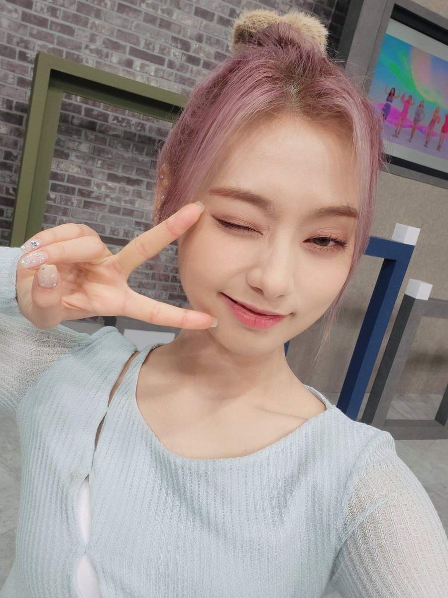 cignature_J9's tweet photo. 내가 그대들에게 꽃을 줄 수 있게 된 날 🌹
#벨이벨이쪼아

#cignature #시그니처 #Belle #벨 https://t.co/tmDWxd8R0C