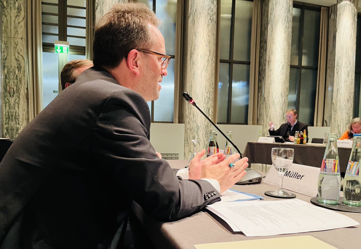Ulf Meinke (@ulfmeinke) on Twitter photo „Für mich hat es die oberste Priorität, die Netze so schnell wie möglich auszubauen.“ <a href="/Klaus_Mueller/">Klaus Müller</a> <a href="/bnetza/">Bundesnetzagentur</a> vor der <a href="/WPVNRW/">Wirtschaftspublizistische Vereinigung NRW e. V.</a>. 2022 seien 17 Milliarden Euro Kosten entstanden, um Strommengen auszugleichen zur #Netzstabilisierung. Das seien „die Kosten des nicht guten Netzausbaus“. „Für mich hat es die oberste Priorität, die Netze so schnell wie möglich auszubauen.“ <a href="/Klaus_Mueller/">Klaus Müller</a> <a href="/bnetza/">Bundesnetzagentur</a> vor der <a href="/WPVNRW/">Wirtschaftspublizistische Vereinigung NRW e. V.</a>. 2022 seien 17 Milliarden Euro Kosten entstanden, um Strommengen auszugleichen zur #Netzstabilisierung. Das seien „die Kosten des nicht guten Netzausbaus“.