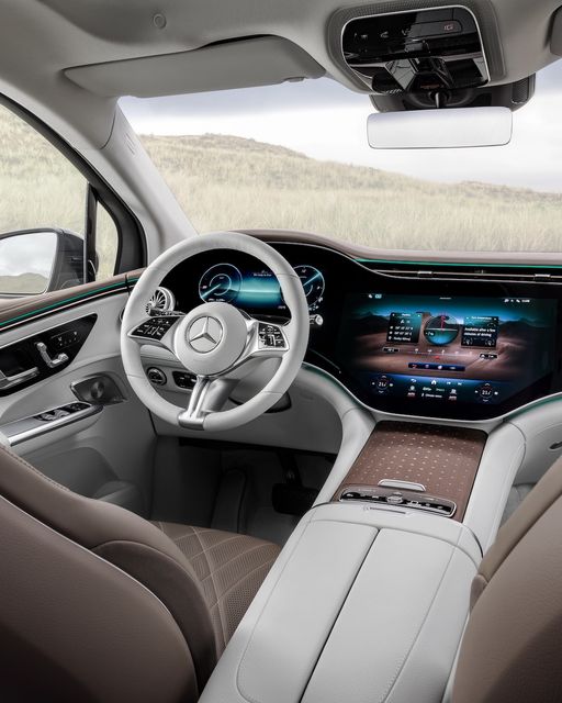 El SUV EQE en diseño interior opcional Electric Art, con asientos de confort lujosamente elaborados y volante de cuero artificial, es una visión del lujo moderno.

#MercedesEQ #EQE #ProgressiveLuxury