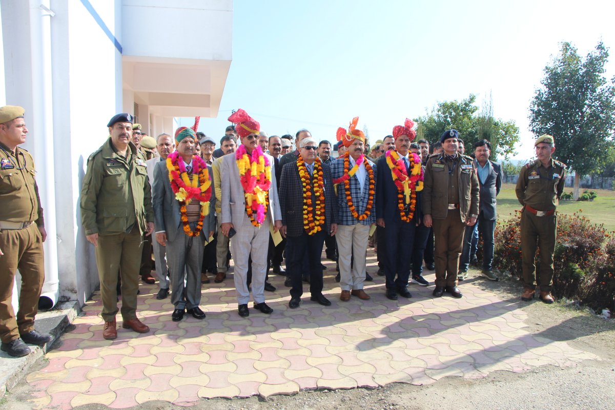 SAMBA POLICE ACCORDS WARM SEND-OFF TO 05 RETIRING OFFICERS ; 
SSP SAMBA BENAM TOSH PRESENTED RETIREMENT GIFTS OF RS. 01 LAC CASH TO EACH RETIRING POLICE OFFICER
Samba Jan 31: District Police Samba accorded a warm send-off to 05 retiring officers in an impressive farewell function