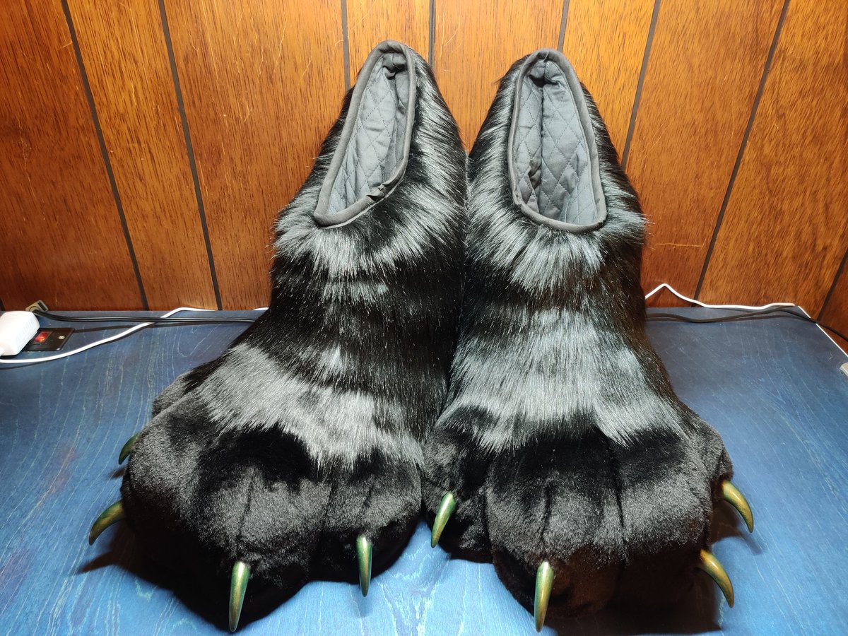 SandcatCustoms's tweet photo. Finally able to get back to working post car-accident; finished these outdoor feetpaws for @arasdoggo1 😁

Pattern by @spiltgrapesoda, resin claws by @FuzzButtFursuit! https://t.co/bbjxY5zFgS