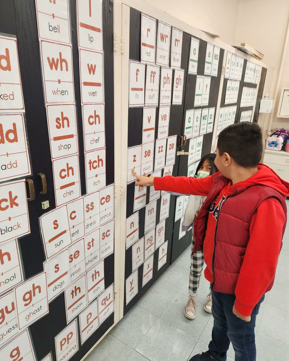 sandraeduc8's tweet photo. Thank you Ms. Vasquez for leading a discussion on Sound Spelling cards, Consonant Sound Walls, and a Vowel Valley. Students refer to these resources as they strengthen their reading skills. π #directandexplicitinstruction #teachersofreading @LASchoolsNorth @MsDamonte @LAUSDSup https://t.co/YEIvn8Rsg2