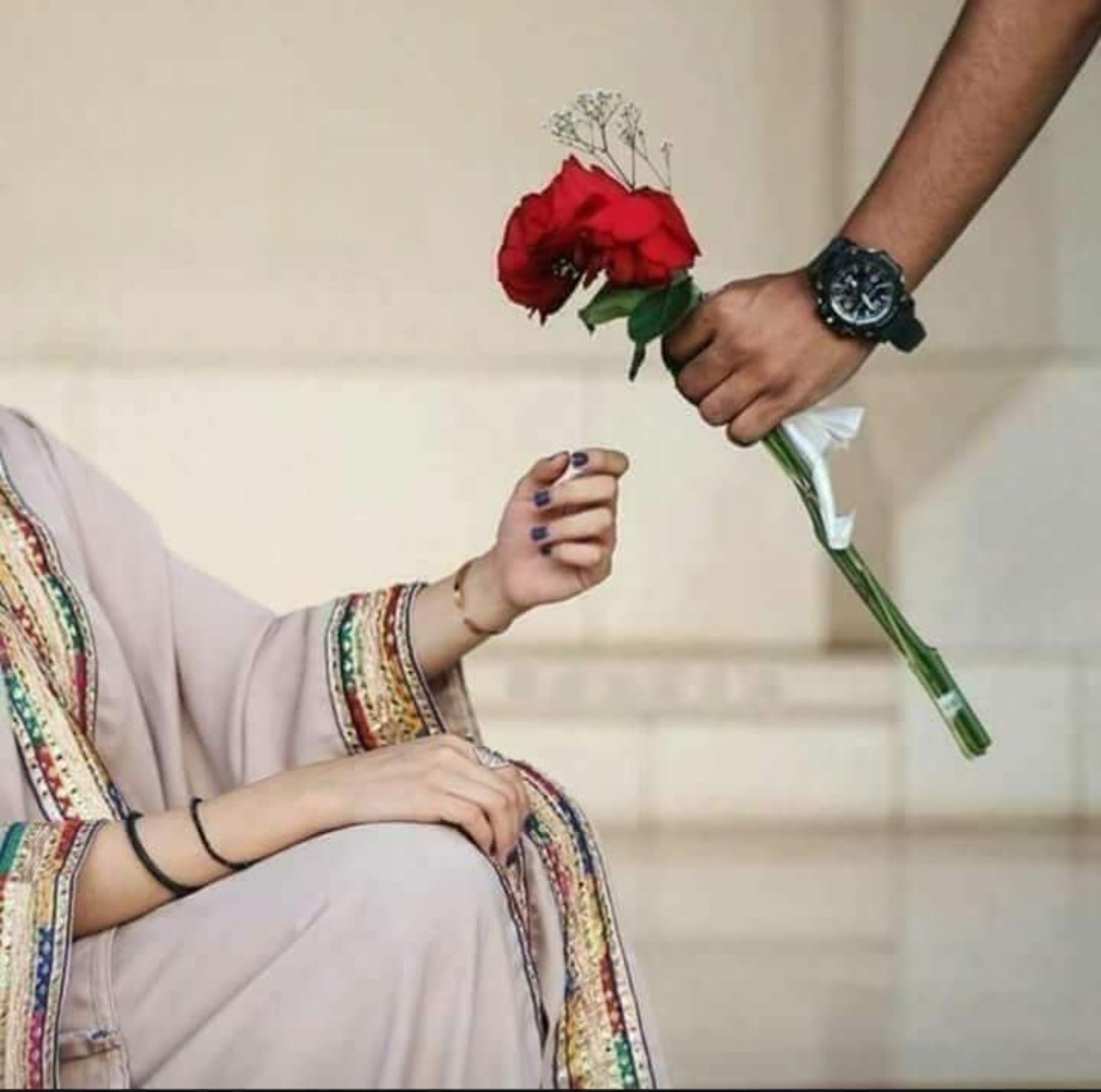 کاش کوئی ایسا مسیحا ہوتا 
حیات میں 
جو میری ساری فکریں سمیٹ لیتا 
جسے میرا سر درد بے چین رکھتا
کاش کوئی شہزادہ حقیقت میں بھی سرخ گلاب تھامے کہیں سے آیا کرتا ✍️
#شام_بخیر