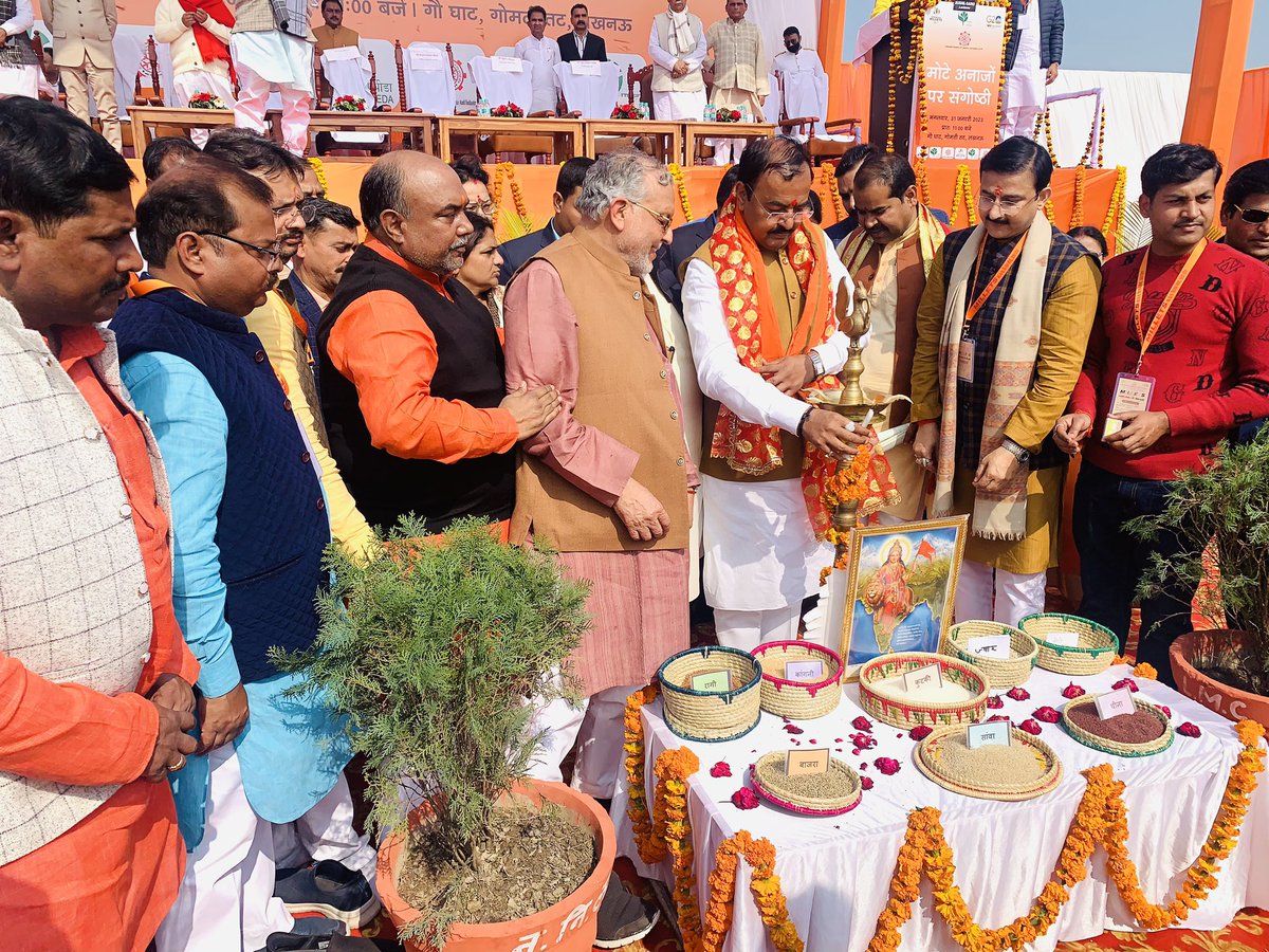 pksingh49811's tweet photo. BJP UP Kisan Morcha  के द्वारा इण्टरनैशनल मिलेट्स ईयर पर आज दिन में गौघाट , गोमतीनदी तट , लखनऊ में आयोजित भव्य ‘‘मोटे आनाज पर संगोष्ठी एवं सहभोज’’ कार्यक्रम का आयोजन किसान मोर्चा प्रदेश ￼अध्यक्ष आदरणीय श्री कामेश्वर सिंह जी नेतृत्व मे हुआ ॥
#MilletsForHealthyUP https://t.co/nRXgXZ5vQm