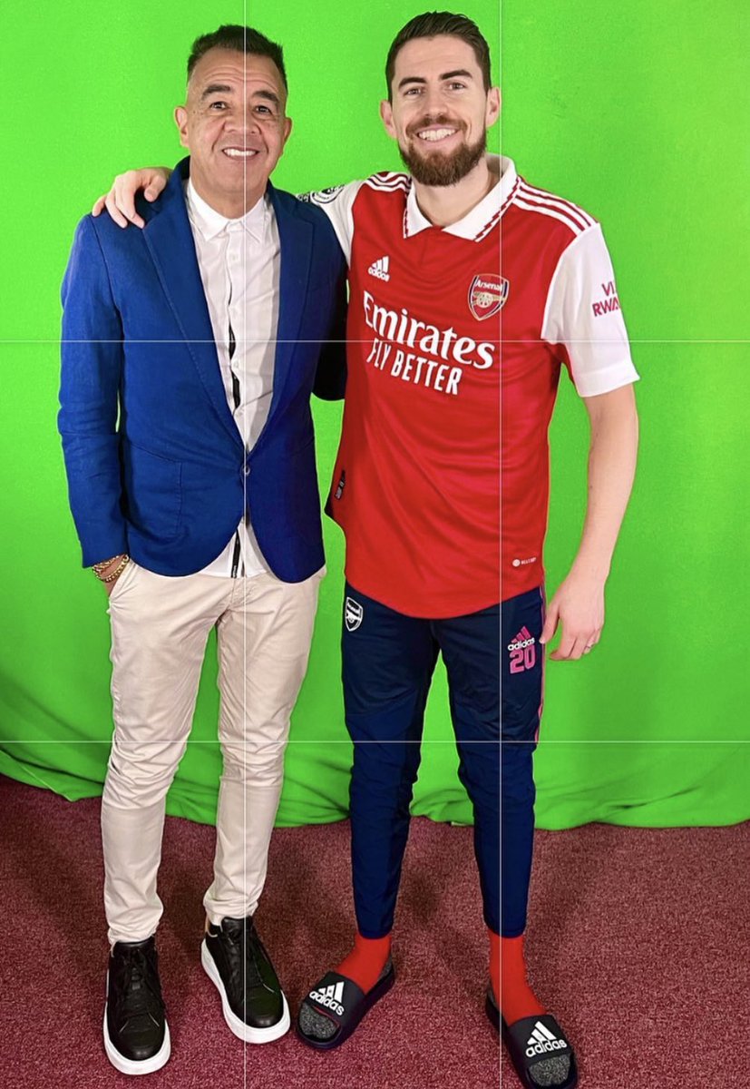 Here’s Jorginho in Arsenal shirt after deal signed until June 2024 with an option to further season — together with his agent João Santos ⚪️🔴🤝🏻 #AFC Official statement to follow.