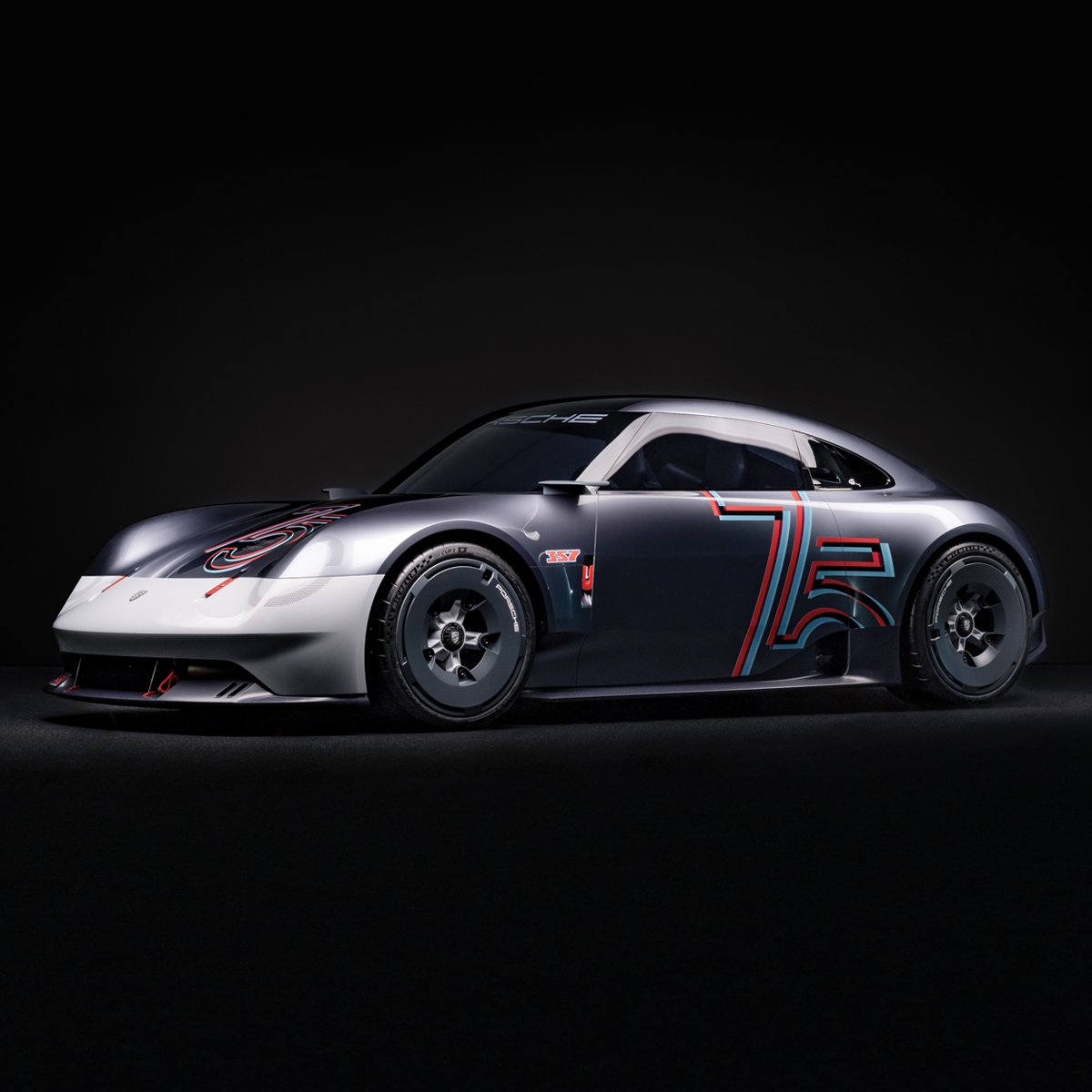 PorscheBeirut's tweet photo. The 20-inch wheels of the 2023 Vision 357 Design Study are made of magnesium and are equipped with aerodynamically advantageous carbon fibre hubcaps and central locks.
The details: https://t.co/Vg9prNo4PU
#Porsche #PorscheClassic #PorscheMotorsport #PorscheVision357 #Vision357 https://t.co/qfAcp7IDtK