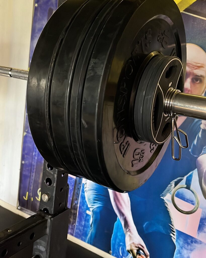 Back squat. 
Met mijn rug nogal een dingetje. Maar het gaat steeds beter en vanmorgen lukte het om mijn 1 RM van 85 naar 105 te brengen! 
#progress #workout #power #strength #training #gettingstronger #backpain #backsquat #theboxx058 instagr.am/p/CoFFNjhs3EY/