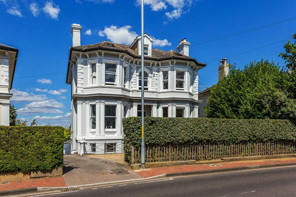 FOR SALE - A Home Of Distinction  - a 2 bedroom garden flat. Viewing is highly recommended.   buff.ly/3HhW9dI  
*Spacious
*Period features
*Two parking spaces
*Share of freehold
*No onward chain
*In the heart of #TunbridgeWells