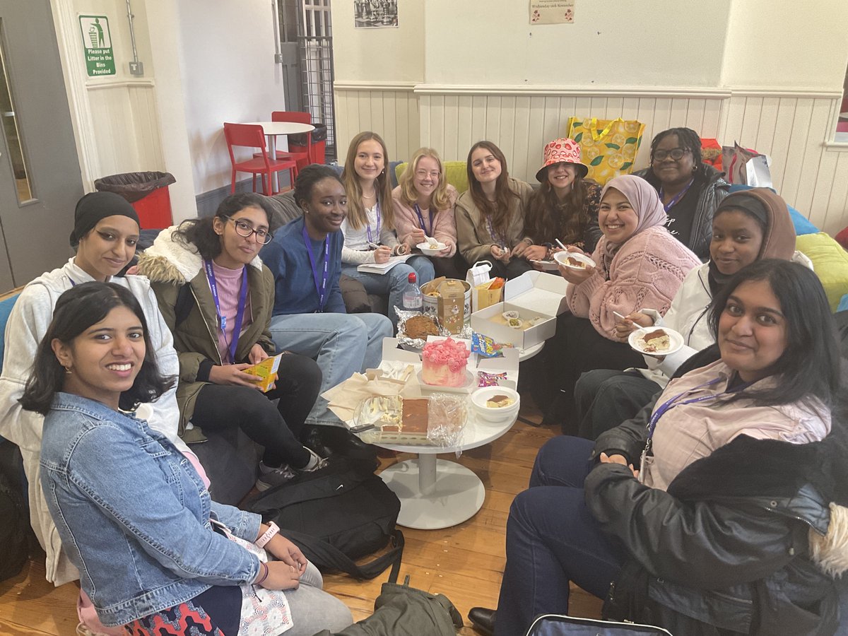 WHGSSixthForm's tweet photo. Cake in the cafe π #whgs #sixthform #cafe #friends #caketime https://t.co/jGAWpJ5RWK