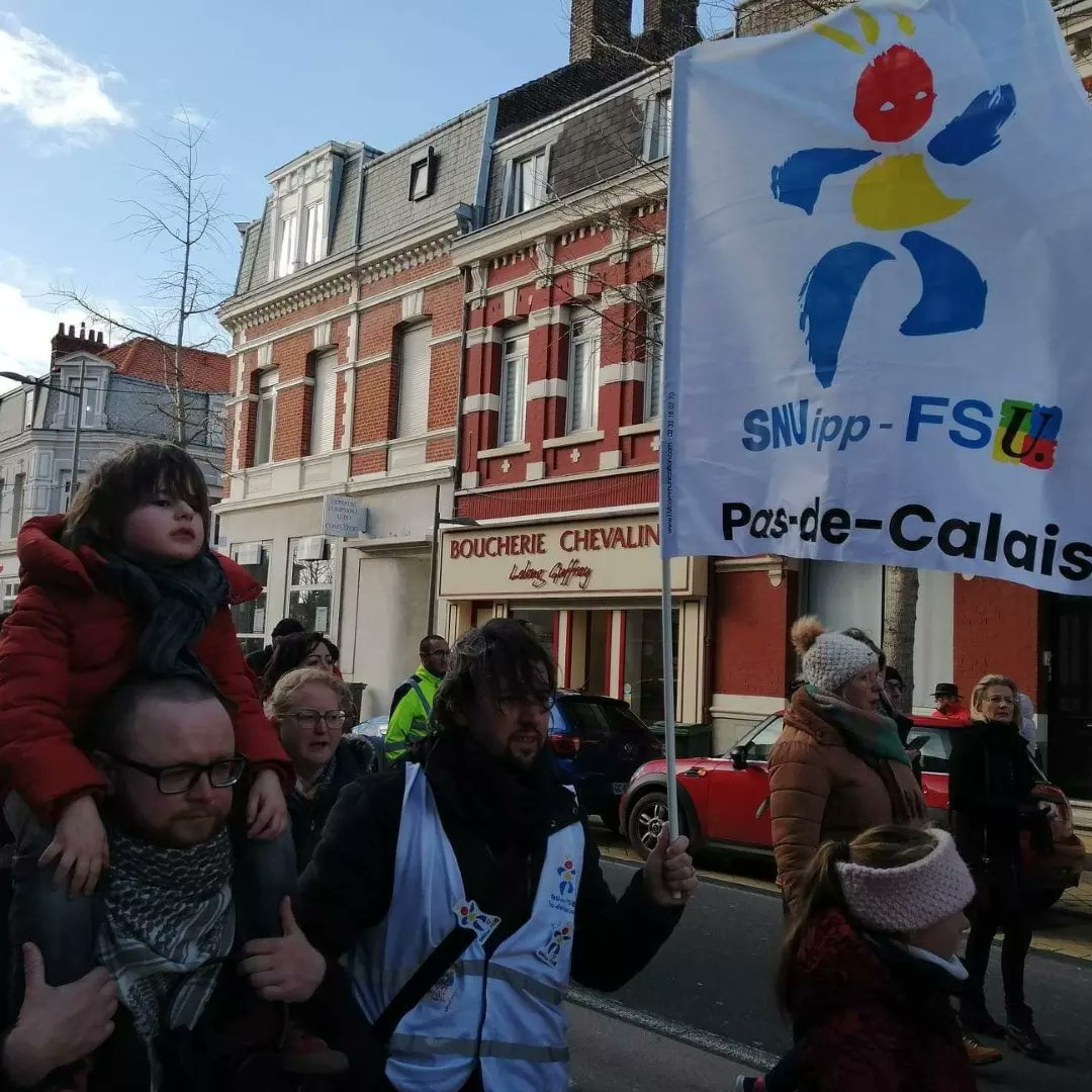 leSNU62twitte's tweet image. #greve31janvier #retraite #2round Très forte mobilisation unitaire dans le #pasdecalais avec la #FSU ! Plus de monde dans la rue ! Partout ! 5000 manifestant-es à #StOmer ! 6000 manifestant-es à #arras !  7000 manifestant-es à #Calais ! 8500 manifestant-es à #BoulogneSurMer ! 💪