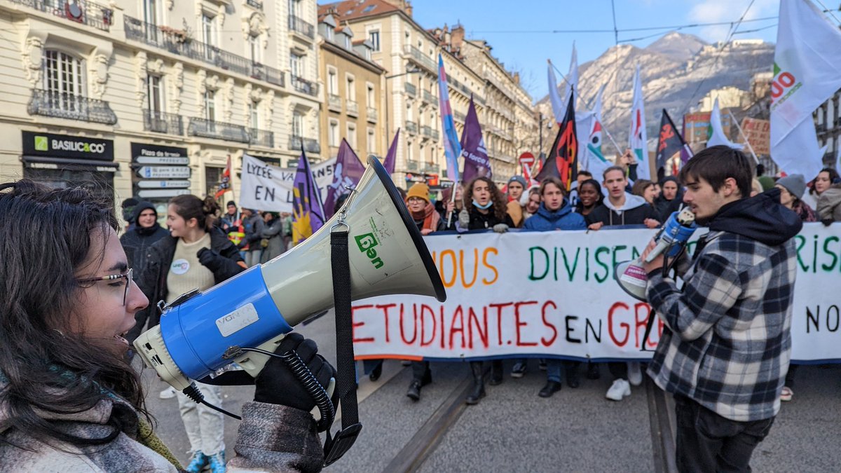 ElisaMartinGre's tweet photo. À #Grenoble nous sommes 40000 pour la #greve31janvier ! Les Français•es ont bien compris que la #ReformesDesRetraites les tuera au travail ! Borne et Macron ne veulent pas partager les richesses !
Le combat commence à l'Assemblée et continue dans la rue, on lâche rien ! ✊✌️ https://t.co/qXm1shy3oD