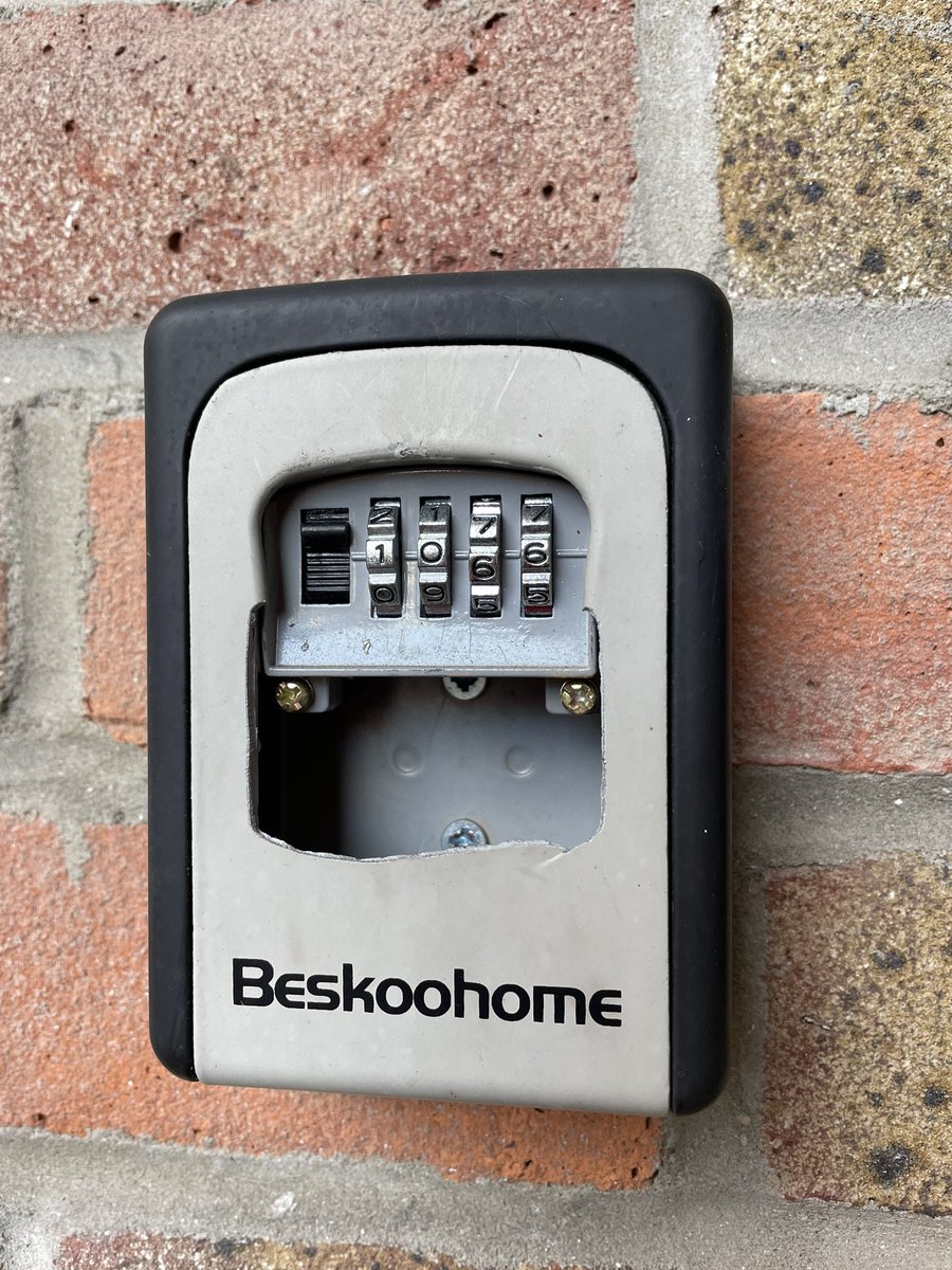 LoolabellePC's tweet photo. @catalysthousing someone has broken into an illegal lockbox at my building, duplicated the fob and now we have illegal parking. Need help. https://t.co/pvZw4lYvxH