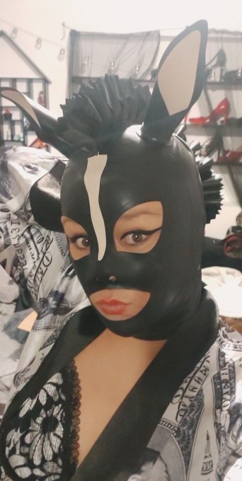 En el colegio me decian que era una caballota pues aqu&iacute; la CABALLOTA ( por cierto es una sesion de fotos<a href="/tag/latex"class="tags"><span>#latex</span></a><a href="/tag/roleplay"class="tags"><span>#roleplay</span></a><a href="/tag/ponytail"class="tags"><span>#ponytail</span></a><a href="/tag/petplay"class="tags"><span>#petplay</span></a><a href="/tag/ponygirl"class="tags"><span>#ponygirl</span></a>