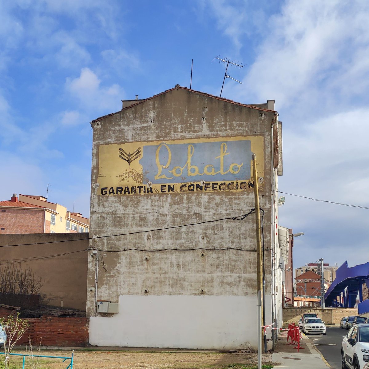 Publicidad de Almacenes Lobato // Avenida Párroco Pablo Díez, 162 // Trobajo del Camino // León

Toda la historia, en nuestro instagram 👇📸
instagram.com/p/CoEdMoeIa1y/

Foto: <a href="/ordasjavier/">Javier Ordás</a> 

<a href="/patrimografico/">Red Ibérica en Defensa del Patrimonio Gráfico</a> #patrimoniografico #rotulandia #rotulos #tipografias #leonesp #urbanphoto