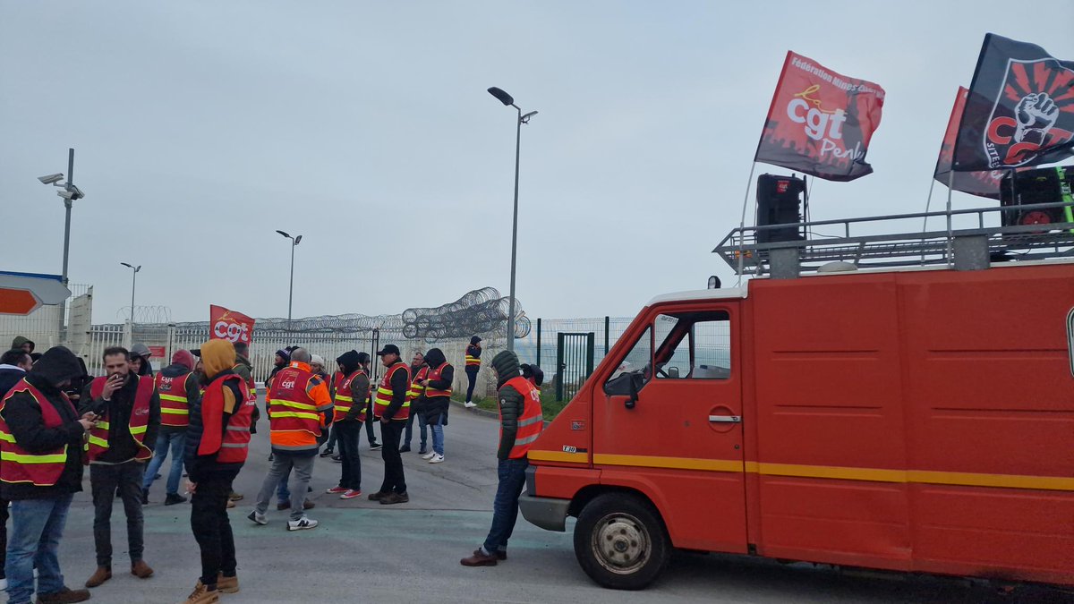 vincentnico76's tweet photo. Après une très belle manifestation où 8000 personnes ont défilé dans Dieppe , direction le transmanche , blocage de l'accès au ferry pour les camions.
@Elisabeth_Borne il va falloir entendre la rue.
Non à la réforme des retraites !
@afpfr
@LCI @fbleuhnormandie @f3normandie https://t.co/Qqksk4S7Kh