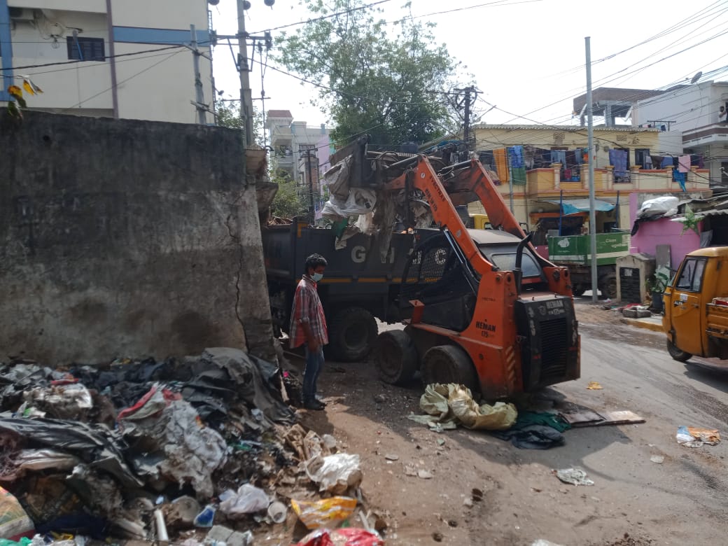 amoh_19's tweet photo. @kvkreality @GHMCOnline @GadwalvijayaTRS @GhmcMayoroffice @CommissionrGHMC @DyC_Yousufguda Dear citizen, attended today's greivance. Dump was stocked by ragpickers staying at the said disputed land i.e., plot 16, 21. Instructions given to them to clear all scrapes , recyclables and inert materials to maintain clean premises @GHMCOnline @ZC_SLP https://t.co/66aFZDmATy