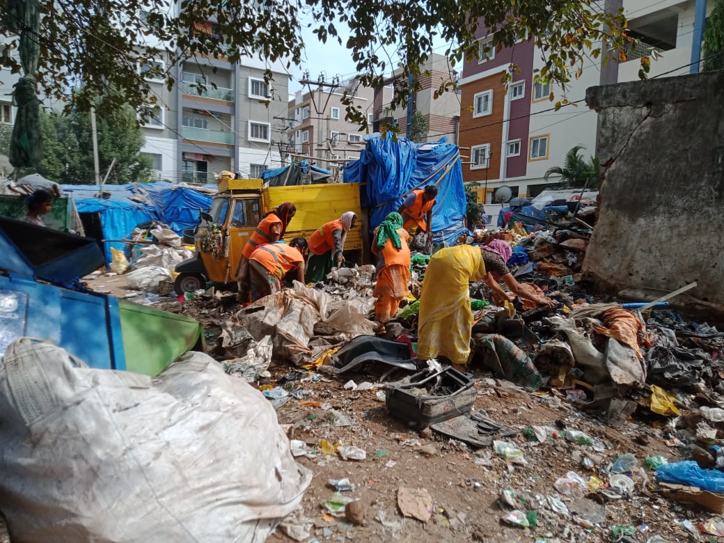 amoh_19's tweet photo. @kvkreality @GHMCOnline @GadwalvijayaTRS @GhmcMayoroffice @CommissionrGHMC @DyC_Yousufguda Dear citizen, attended today's greivance. Dump was stocked by ragpickers staying at the said disputed land i.e., plot 16, 21. Instructions given to them to clear all scrapes , recyclables and inert materials to maintain clean premises @GHMCOnline @ZC_SLP https://t.co/66aFZDmATy