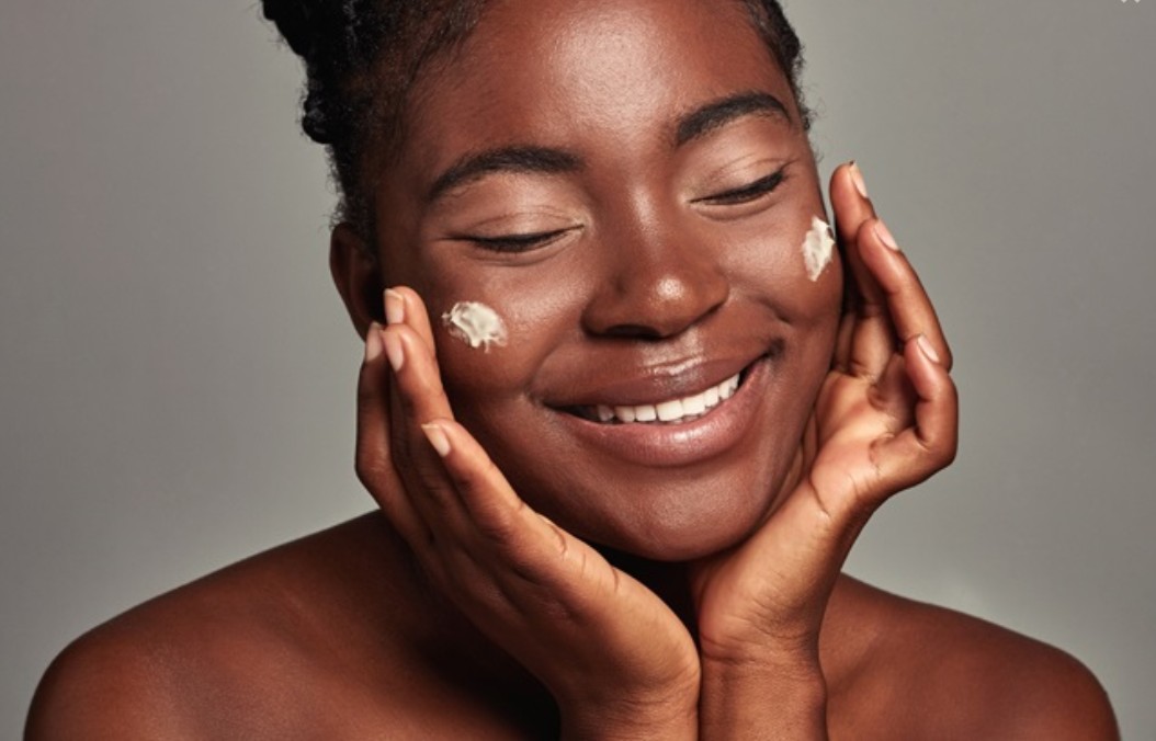 Sunscreen myths debunked! 
✅ YES, you should wear sunscreen when it’s cloudy.
✅ NO, more melanin does not mean less sunscreen.
✅ YES, you can get sunburned while you’re in the water.
Read more: bit.ly/3HvWsl3 #skincancerprevention #sunscreen