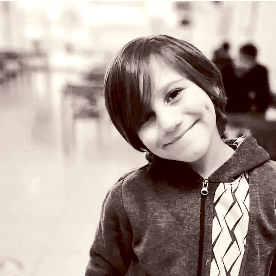 Bu güzel kardeşimiz, köpek saldırısı sonucu aramızdan ayrıldı, geriye hayata umutla bakan gülümsemesi kaldı. 

Çok üzgünüz…

Sokak hayvanları (köpekleri) konusunda mevzuatımız maalesef eksik. Tüm detayları ile gerekli olan yasal düzenlemeler ivedilikle yapılmalıdır. 
 #MeteDurna