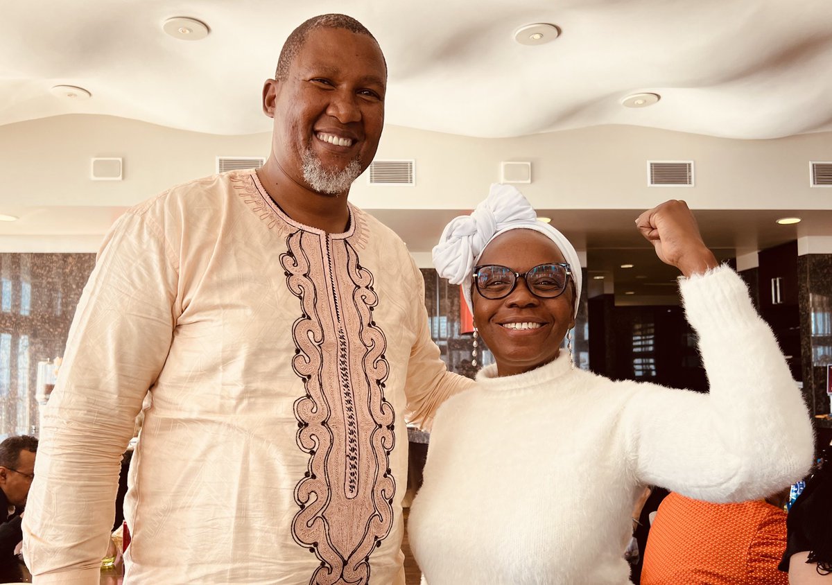 AlejoToroAnt's tweet image. 🇨🇴🇿🇦 Me eriza la piel esta foto, la primera mujer palanquera congresista de Colombia @chadorinah y Mandla Mándela el nieto de Nelson Mandela se encontraron hoy en África ✊🏾

#PactoHistórico #PoderNegro #África